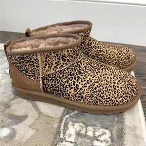 Brand new never worn size 8 Ultra Mini Speckles Ugg mini booties!